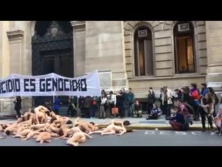 dokumentation von geisteskrankheit im endstadium - women demonstrated naked against femicides